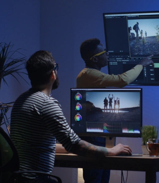 Online video editing course poster showing editing software, timeline, and creative video production skills